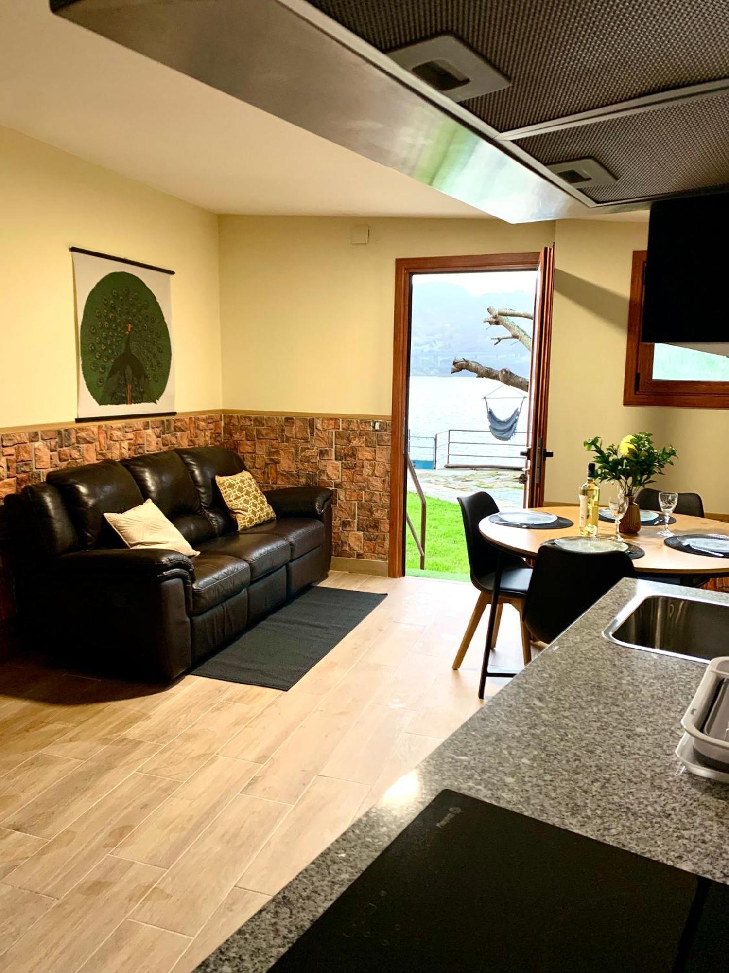 Villa A Pie De Playa Моания Экстерьер фото